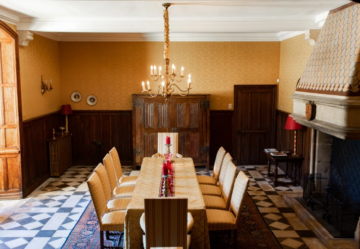THE YELLOW LOUNGE 